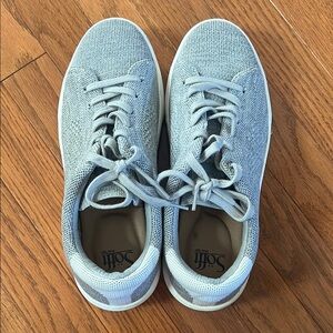 Women's light grey knit sneakers